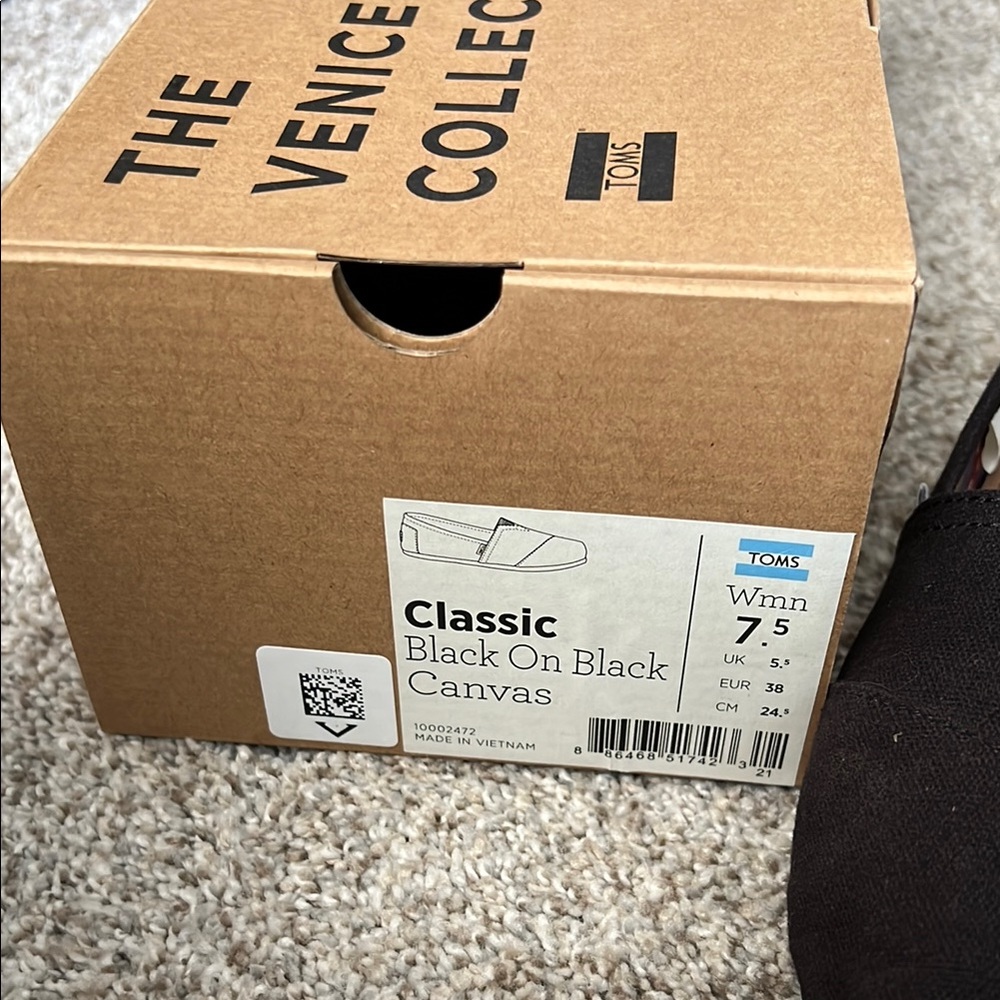 TOMS Classic Black Slip-On Shoes - Picture 5 of 5